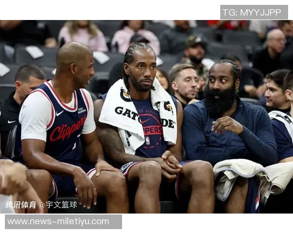 快船训练营首日盛况：灯泡组合同框小卡与比尔携手出击